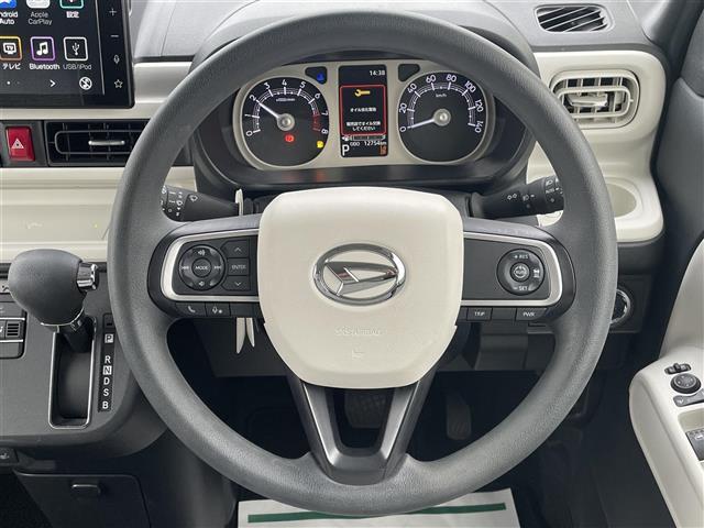 【ステアリング】軽い力で扱いやすいハンドルです。目立つ傷やスレなどなく綺麗な状態です！除菌プランいれていただくとさらに快適に！清潔なお車はお子様にも安心ですね！