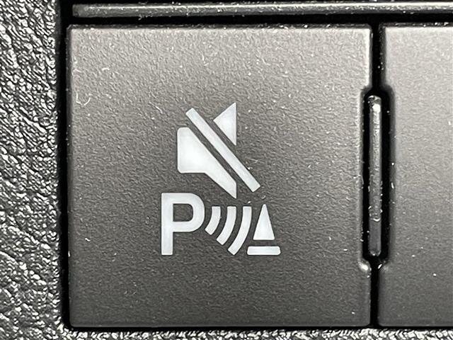 【コーナーセンサー】センサーをクルマの前方に装備しています。障害物までの距離に応じて警告音を変えてお知らせするので、縦列駐車時や駐車場・車庫などでの取り回しをサポートします。