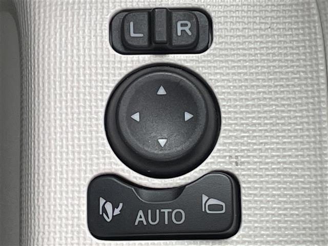 【電動格納ミラー】運転席のスイッチで、ドアミラーの開閉や角度の調整ができます。