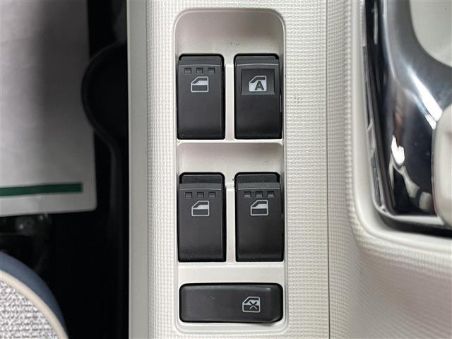 【パワーウインドウ】運転席のスイッチで、各席の窓ガラスの開閉ができます！あると便利ですよね！