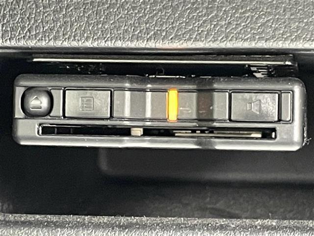 【ETC】有料道路を利用する際に料金所で停止することなく通過できる、ETC車載器（ノンストップ自動料金収受システム機器）が装備されています。セットアップを行うことで利用可能になります。