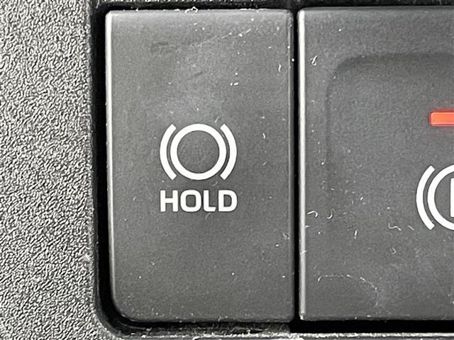 【オートブレーキホールド機能】システムがONのとき、信号待ちなどの停止中に、ブレーキペダルから足を離してもブレーキがかかったまま保持されます！