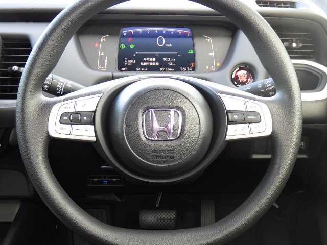 Hondaセンシングの機能のひとつ、アダプティブクルーズコントロール付！アクセルから足を離しても設定したスピードと前車との車間を保ち走行してくれます！車線維持もアシスト☆高速道路で疲労軽減ですね☆