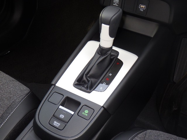 扱いやすい位置に配置されたフロアオートマチックです☆CVTを採用で滑らかでスムーズな走りが楽しめますよ♪