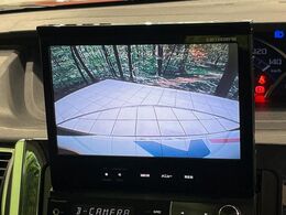 【バックカメラ】駐車時に後方がリアルタイム映像で確認できます。大型商業施設や立体駐車場での駐車時や、夜間のバック時に大活躍！運転スキルに関わらず、今や必須となった装備のひとつです！