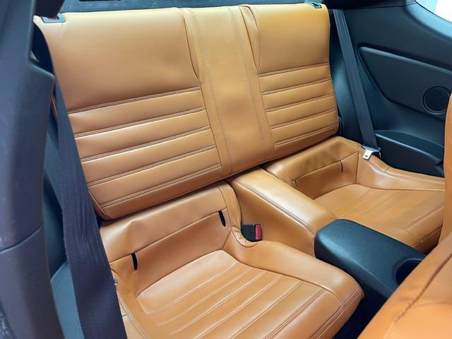 【後部座席】後席もゆったりドライブを楽しめます。内外装はプロこだわりのクリーニングで清潔なおクルマでご納車させていただきます！店舗での現車確認も承っています！