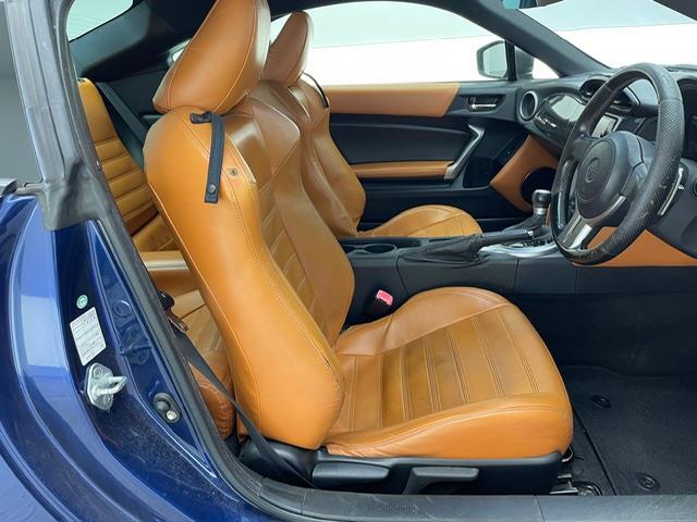 【運転席】座り心地が良いシートなので長時間の運転でも快適にお過ごしいただけます。新品のフロアマットのご注文も可能です。掲載箇所以外にご希望の写真がございましたらお気軽にお問い合わせ下さい。