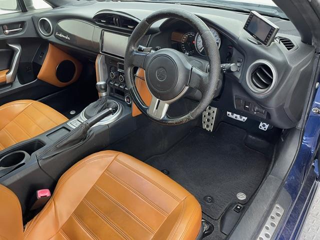 【運転席】座り心地が良いシートなので長時間の運転でも快適にお過ごしいただけます。新品のフロアマットのご注文も可能です。掲載箇所以外にご希望の写真がございましたらお気軽にお問い合わせ下さい。