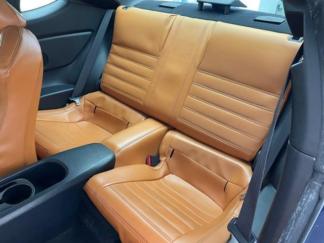 【後部座席】後席もゆったりドライブを楽しめます。内外装はプロこだわりのクリーニングで清潔なおクルマでご納車させていただきます！店舗での現車確認も承っています！