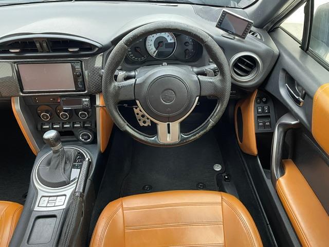 【ハンドル】軽い力で扱いやすいハンドルです。目立つ傷やスレなどなく綺麗な状態です！除菌プランいれていただくとさらに快適に！清潔なお車はお子様にも安心ですね！