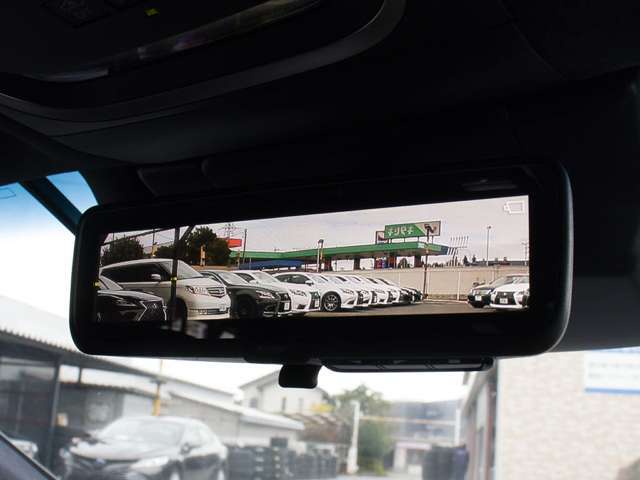 デジタルインナーミラー装備　後方カメラの鮮明な映像をルームミラーに投影します。