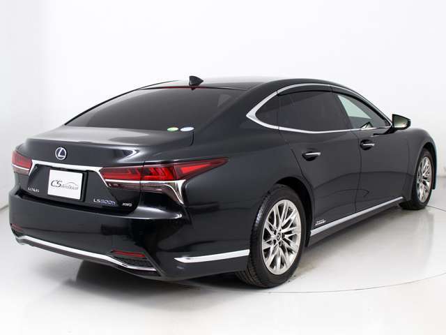 個性的なリアビューで御座います。精悍な佇まいは高級車ならではです。