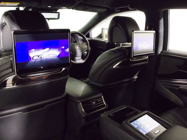 人気装備のリアエンターシステムを装着！ワイド画面モニター搭載！！さらにマークレビンソンプレミアムオーディオ、DVD機能もセットオプションにて完備しております。