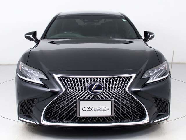 禁煙車です！室内は嫌なニオイも無く、すごく綺麗な状態です！禁煙車・・特にセダンタイプのお車では少ないですよね！！タバコのニオイが苦手なお客様必見です！快適にご乗車頂けます！！