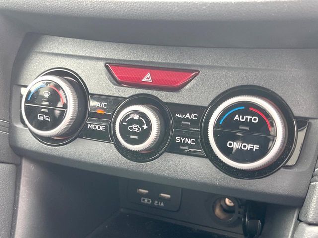 【オートエアコン】一度お好みの温度に設定すれば、車内の温度を検知し風量や温度を自動で調整。暑い…寒い…と何度もスイッチ操作をする必要はありません。快適な車内空間には必須の機能ですね♪