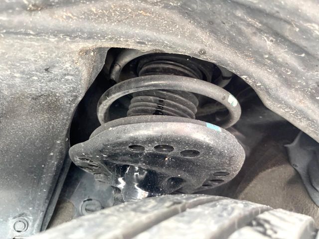 お車を安心してお乗りいただく為には、足回りの定期点検が欠かせません。サービスサポート（有償保証）では無料点検もご提供しており、安心のカーライフをお過ごしいただけるサポート体制が整っています。