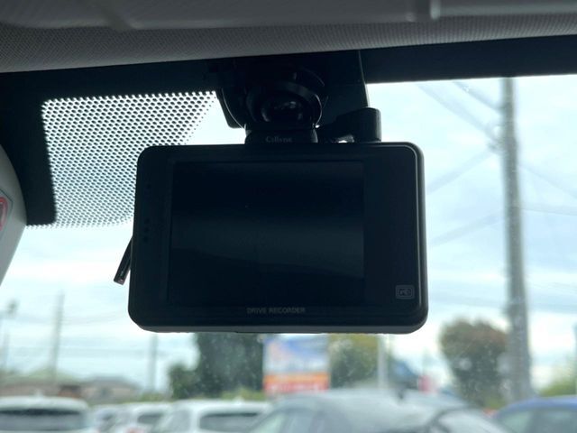 【ドライブレコーダー】安心・安全なカーライフに必須のドライブレコーダーを装備！走行中はもちろん、あおり運転や事故に遭遇した際の状況も映像で記録し、万一のリスクに備えます。