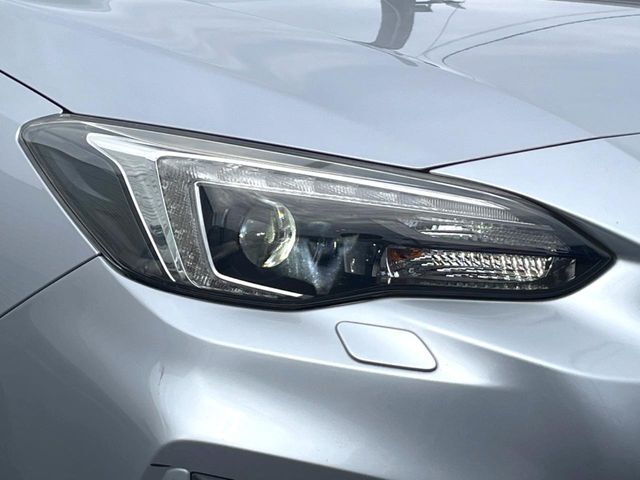 【LEDヘッドライト】悪天候や夜間走行時も良好な視界を確保し安心して運転できる高輝度LEDヘッドライトを装備！点灯速度が早く、消費電力も抑えられています。