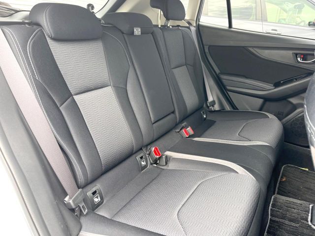 後部座席も気になるようなキズ・汚れやへたり等、大きなダメージはなく、良好な状態です。