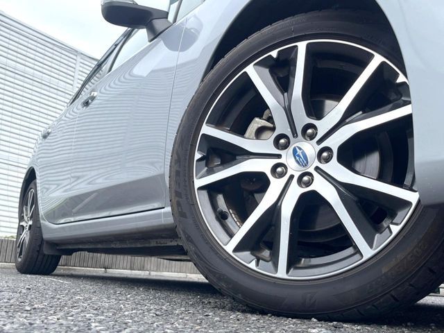 【純正アルミホイール】外観にマッチした純正アルミホイールを装着しております。各種社外アルミホイールや、スタッドレスタイヤも取扱いしております。是非ご相談ください♪