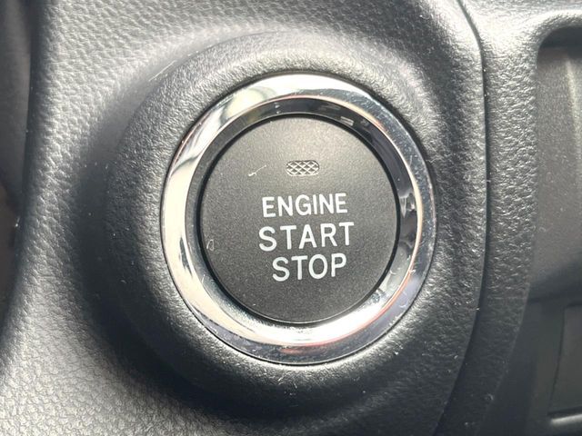 【アクセスキー＆プッシュスタート】カバンやポケットに入れたままでもドアの施錠・解錠が可能なスマートキーを装備。エンジンのオン・オフ時もカギを取り出す必要が無く、ボタンをプッシュするだけでOK♪