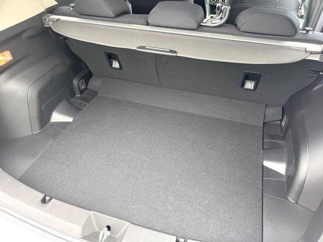 積み下ろしのしやすいデッキにはたっぷりと荷物を積み込んでいただけます。遊びから仕事まで、様々なシーンで頼れます♪