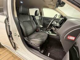 【ハーフレザーシート】を装備しており、車内の高級感がアップしております☆