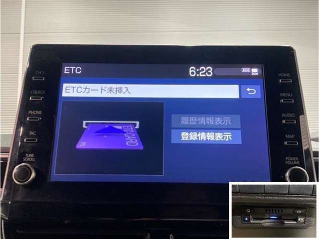 ディスプレイオーディオ連動のETC付きです。高速道路料金所での小銭の出し入れや雨天時における窓の開け閉めなどの煩わしさが解消できます。料金所の通過もスムーズで快適ですよ。