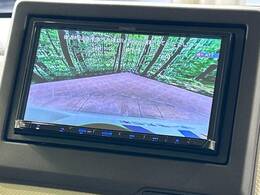 【バックカメラ】駐車時に後方がリアルタイム映像で確認できます。大型商業施設や立体駐車場での駐車時や、夜間のバック時に大活躍！運転スキルに関わらず、今や必須となった装備のひとつです！