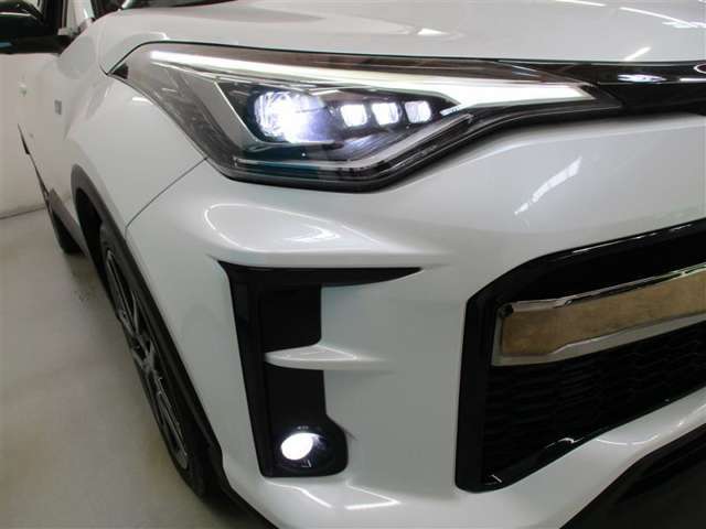 LEDヘッドライトとフォグランプのコラボです。雨や雪の日も安心！フォグランプがお車の存在を際立たせますね♪