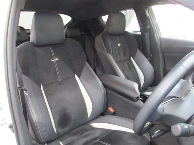 運転席側からの前席ビューです。内装色はブラック系ですので汚れも目立ちにくいです♪
