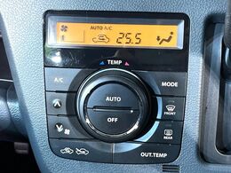 【オートエアコン】一度お好みの温度に設定すれば、車内の温度を検知し風量や温度を自動で調整。暑い…寒い…と何度もスイッチ操作をする必要はありません。快適な車内空間には必須の機能ですね♪