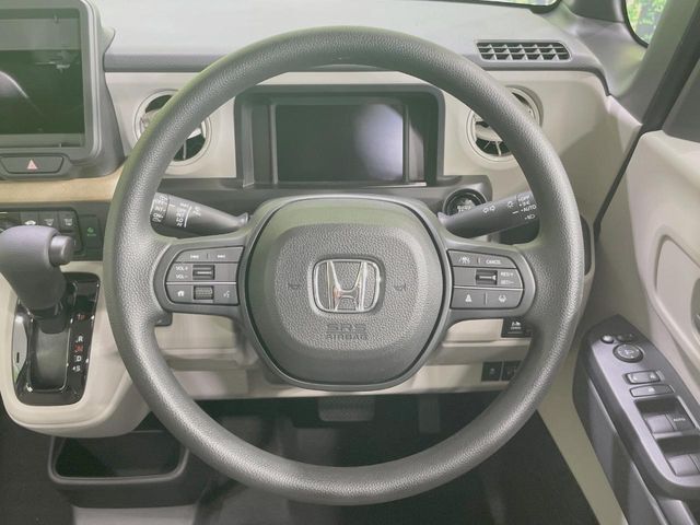 インテリアに合わせたデザインのステアリングは、運転される方のことも考え、運転しやすい形状、大きさです。是非一度、実際に触ってお確かめください。