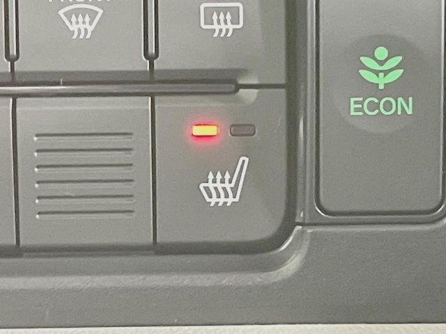 【シートヒーター】寒い日に重宝するシートヒーター！エアコンより早く温まってくれるので寒がりの人も安心ですね♪エアコンの温風は乾燥するから苦手、という方にもをおすすめです。