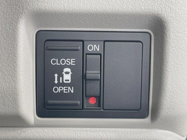 【パワースライドドア】スマートキーや運転席のスイッチでスライドドアの開閉が可能♪電動だから力を入れてドアを開ける必要が無く、小さいお子様でも、重い荷物を持っている時もラクに開け閉めできます♪