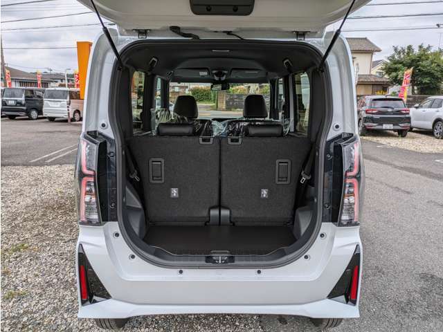 後ろ姿もスタイリッシュで街中にも溶け込みます！