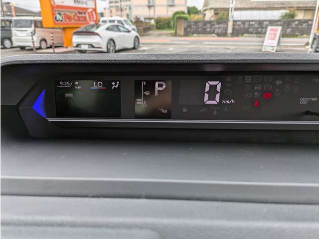 スマートなホイールキャップ装備です。