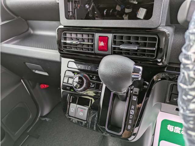 プッシュスタート標準装備です。カギを挿さずにエンジンの始動からドアの開け閉めまで出来てしまうスマートキーの仕様になっている為、カギを探す手間がありません。