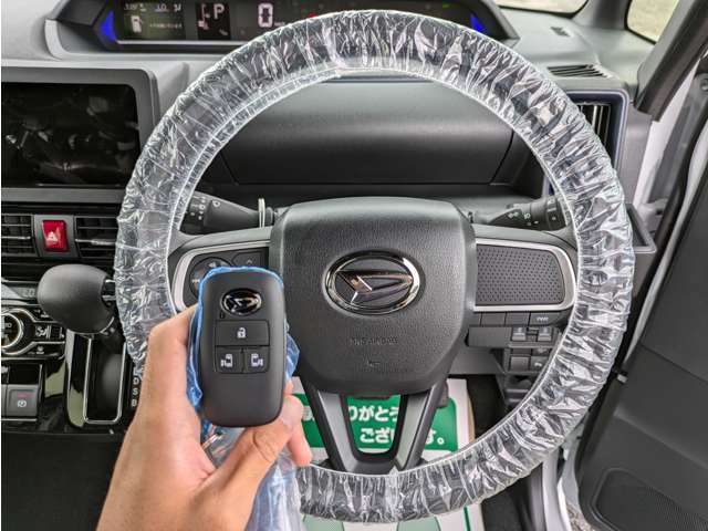 スマートキー標準装備です。車に近づいてリクエストスイッチを押せばドアの開閉ができます。更にエンジンの始動もカギを挿さずに出来ます。防犯面でも安心に繋がります。