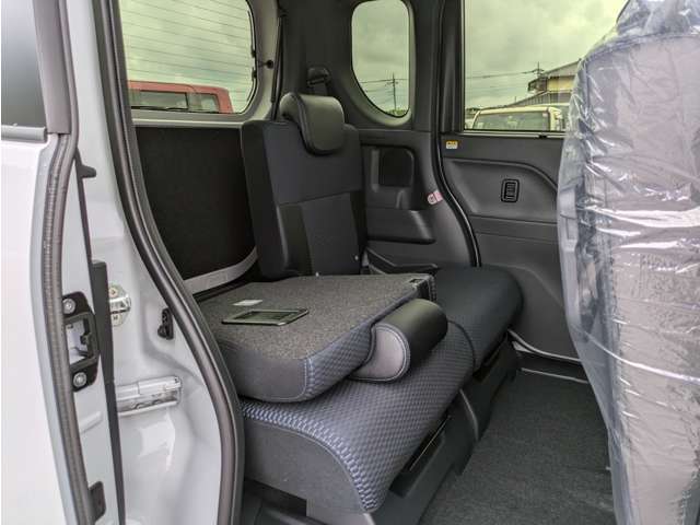 ☆フラットシート☆後部座席を倒すとフラットになる為、たくさんのお荷物や大きなお荷物を積むときに便利です！