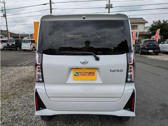 リアシートは分割式になります。ワンタッチでフラットにも出来ますのでお荷物が多い時等はフルフラットにして積む事も可能です。