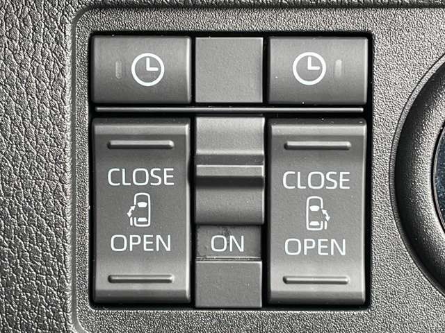 ◆【両側パワースライドドア（ウェルカムオープン機能）】降車時にスイッチで予約しておけば、乗車時にアクセスキーを持ってクルマに近づくだけで、パワースライドドアが自動で解錠しオープンします！