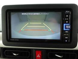 後退時に車両の後ろ側をモニター画面に表示します。車庫入れなどでバックする際に後方確認ができて便利です。車庫入れが苦手な人もこれで安心。