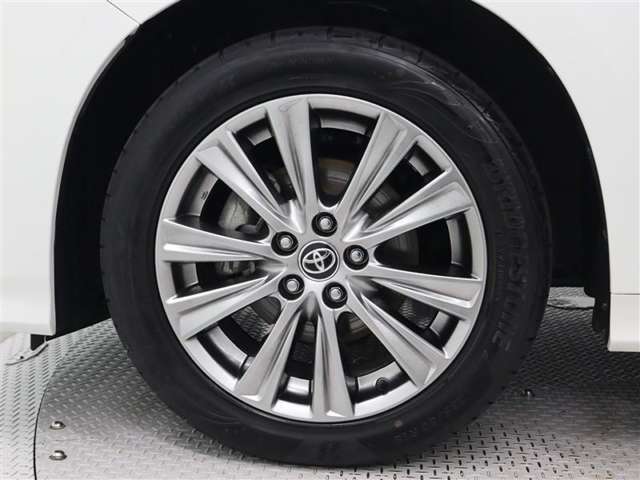 高輝度塗装の18インチアルミホイールが装着されています。タイヤサイズ235/50R18
