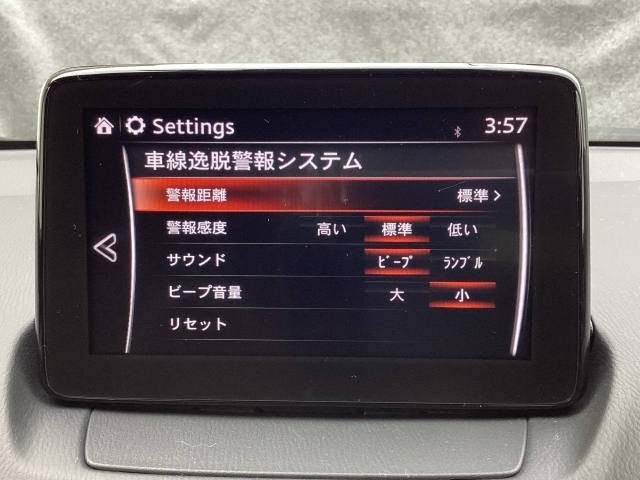 フォワードセンシングカメラで認識した交通標識をアクティブドライビングディスプレイに表示し、交通標識の見落とし防止を図り、安全運転を支援します。