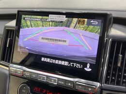 【バックカメラ】駐車時に後方がリアルタイム映像で確認できます。大型商業施設や立体駐車場での駐車時や、夜間のバック時に大活躍！運転スキルに関わらず、今や必須となった装備のひとつです！