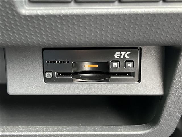 【ETC】有料道路を利用する際に料金所で停止することなく通過できる、ETC車載器（ノンストップ自動料金収受システム機器）が装備されています。セットアップを行うことで利用可能になります。