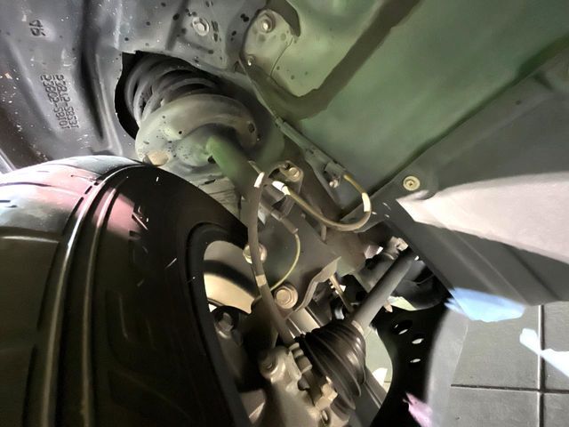 お車を安心してお乗りいただく為には、足回りの定期点検が欠かせません。サービスサポート（有償保証）では無料点検もご提供しており、安心のカーライフをお過ごしいただけるサポート体制が整っています。