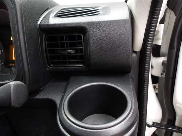 運転席のカップホルダーはエアコンの吹き出し口の前にありますので冷やしたり温めたりすることが出来ます☆