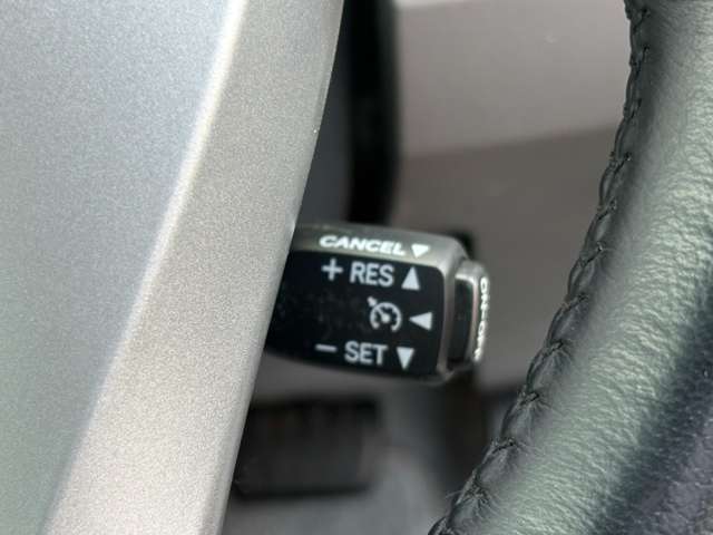 【クルーズコントロール】アクセルペダルを踏まずに一定の車速で走行できます。高速道路や加速・減速の繰り返しの少ない自動車道などで便利です。